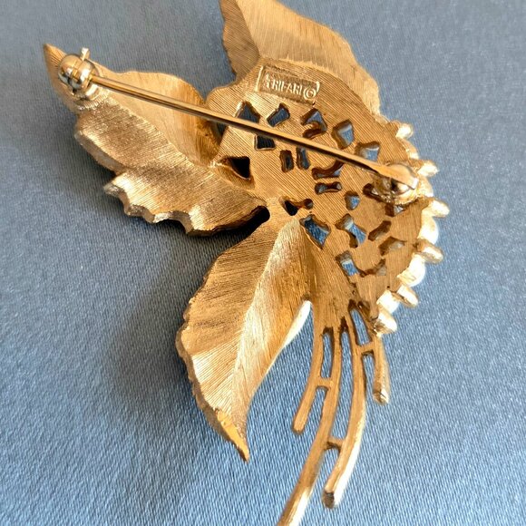 Vintage Crown Trifari faux pearls and clear rhinestones gold tone brooch. - Picture 7 of 7